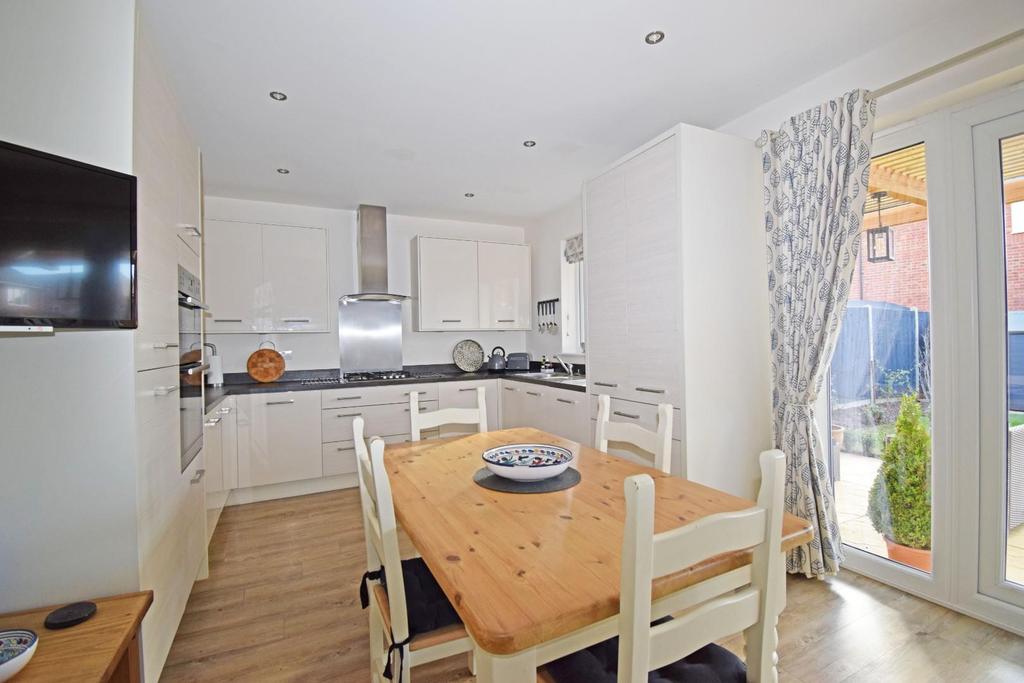 11 Sparrow Walk, kitchen.jpg