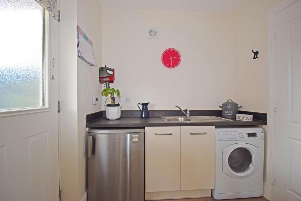 11 Sparrow Walk, utility.jpg