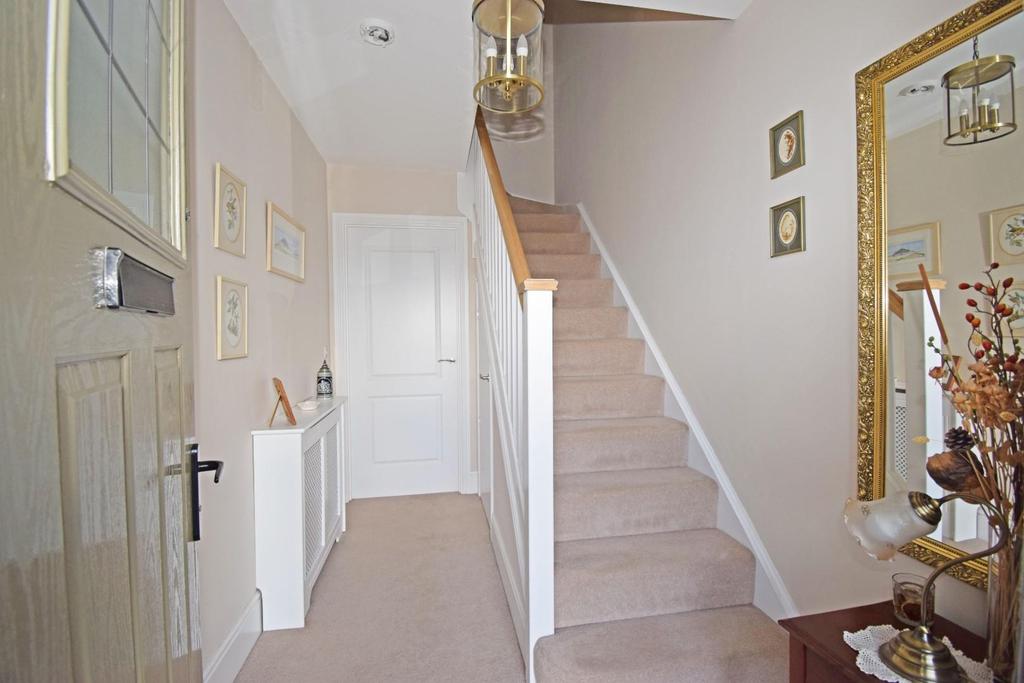 11 Sparrow Walk, hall.jpg