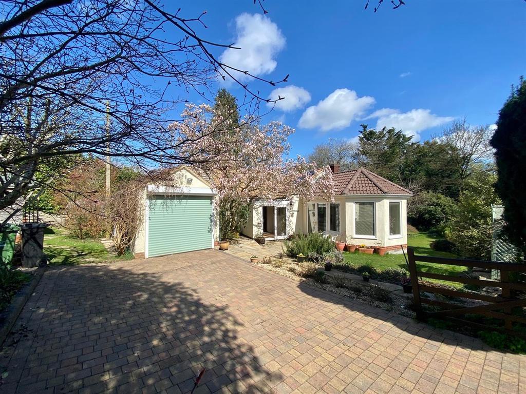 The Glen, Saltford, Bristol 3 bed detached bungalow £587,500