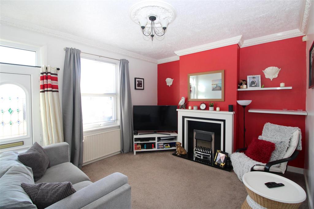 Claypit Lane, Rawmarsh, Rotherham, S62 2 bed terraced house £85,000