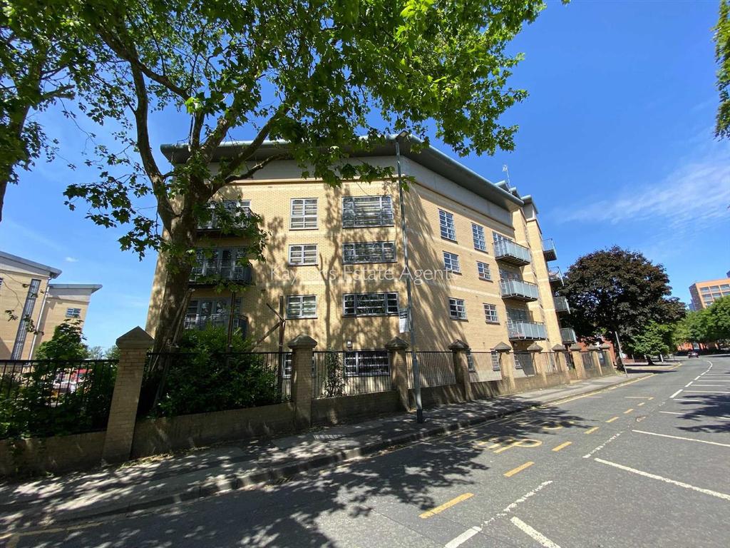 Linford Gardens, Boundary Lane 3 bed apartment £1,000 pcm (£231 pw)
