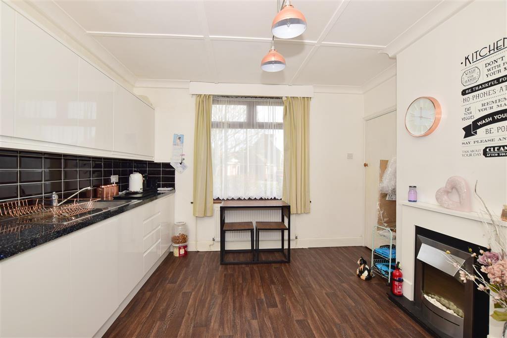 Kitchen/ Breakfast Room