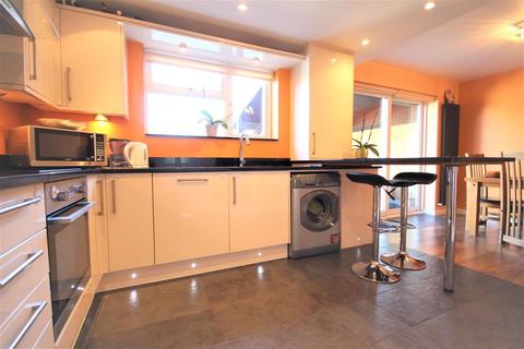 37 Cades Close, Luton, LU1 5QQ