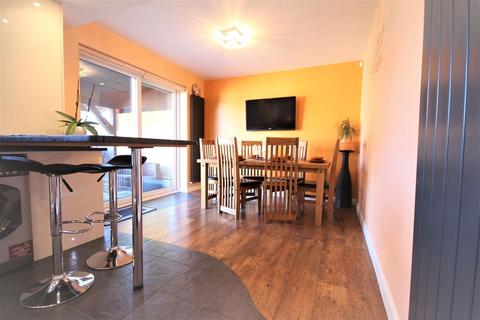 37 Cades Close, Luton, LU1 5QQ