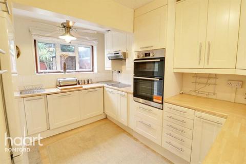 2 bedroom terraced house to rent, Shenstone Gardens, Romford