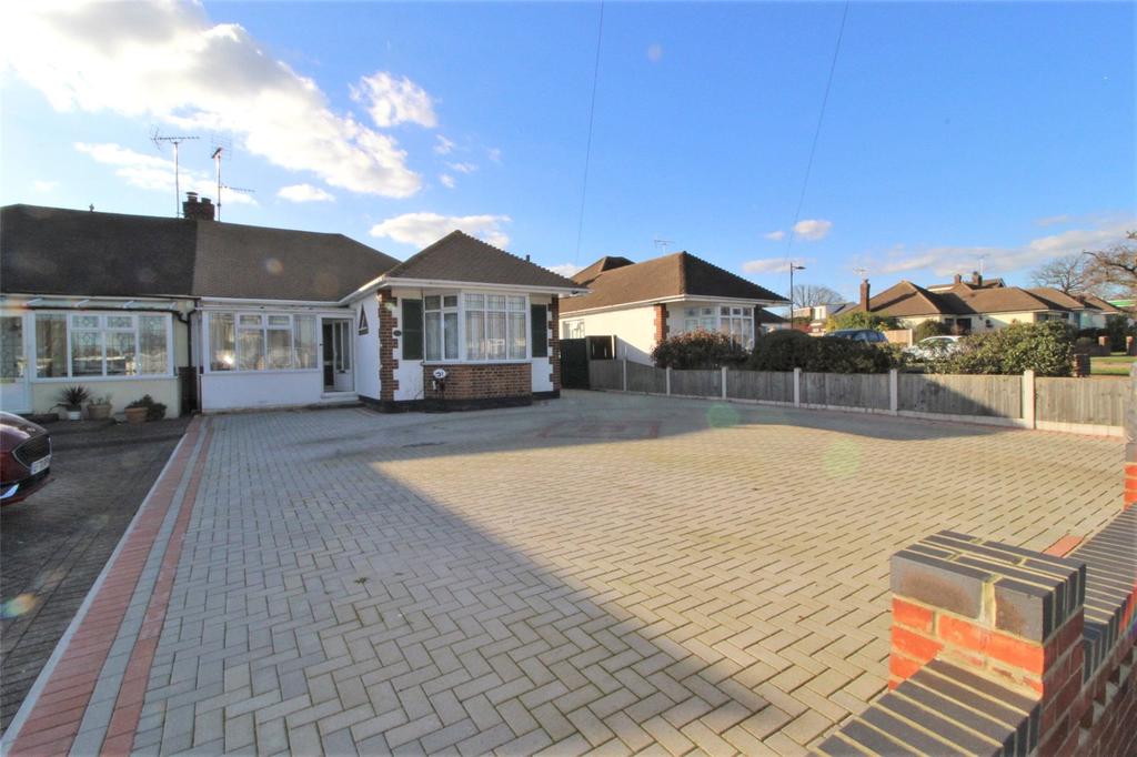 The Fairway, LeighonSea, SS9 3 bed bungalow for sale £400,000