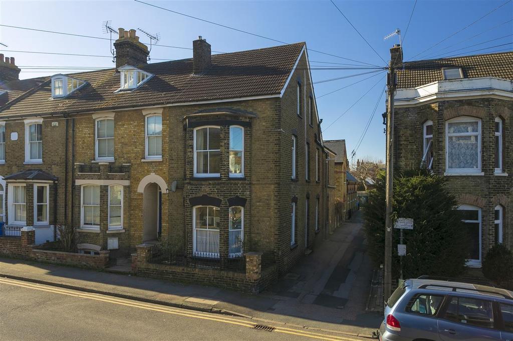 Newton Road, Faversham 4 bed end of terrace house £450,000