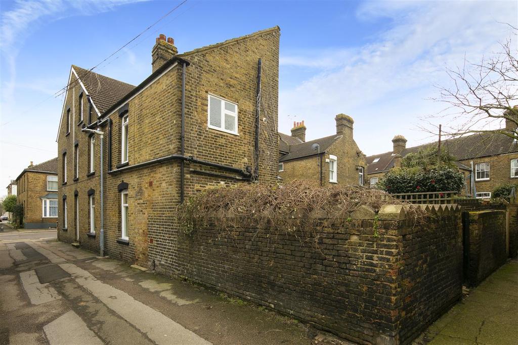 Newton Road, Faversham 4 bed end of terrace house £450,000