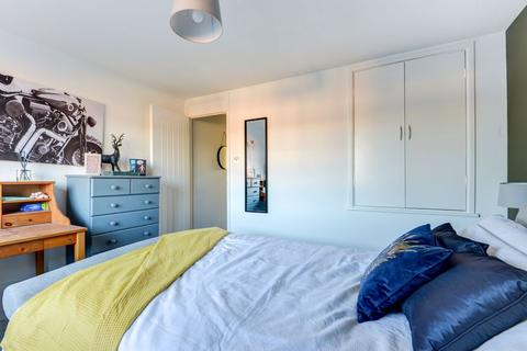 22 Fenhurst Close, Horsham, RH12 1UX