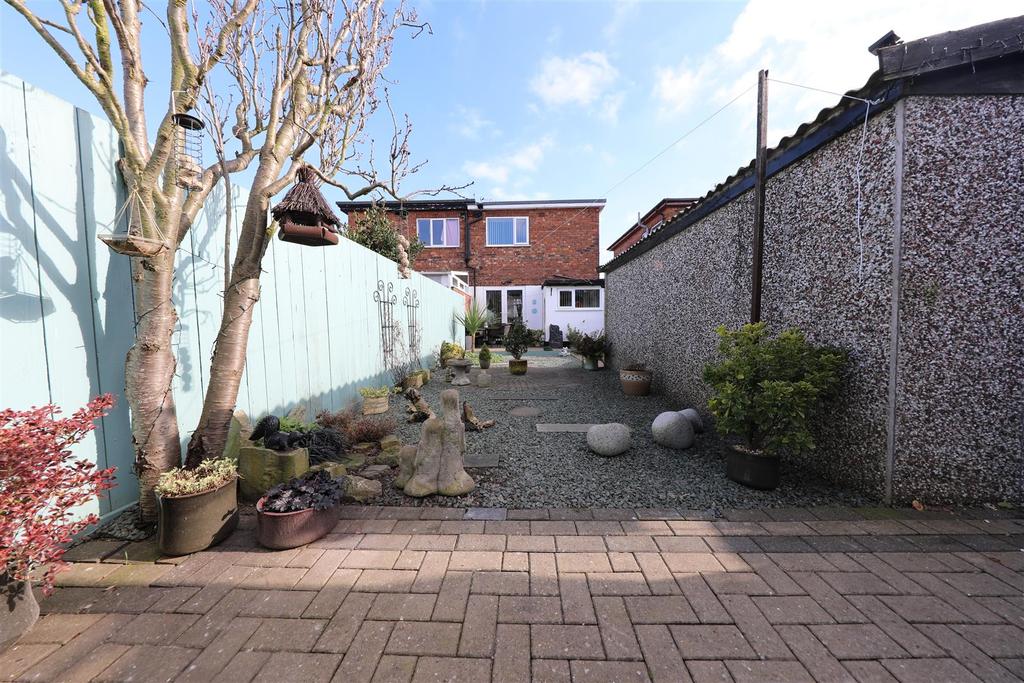 Downs Crescent, Hull 2 bed semidetached house £115,000