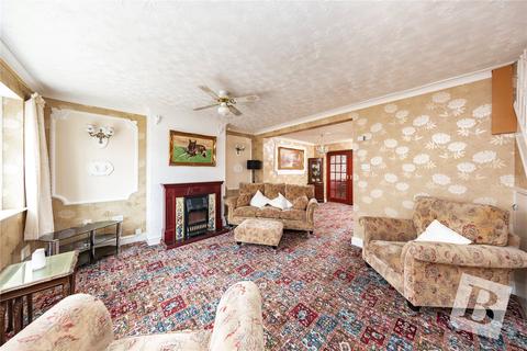 18 Lakeside, Rainham, RM13 9SW
