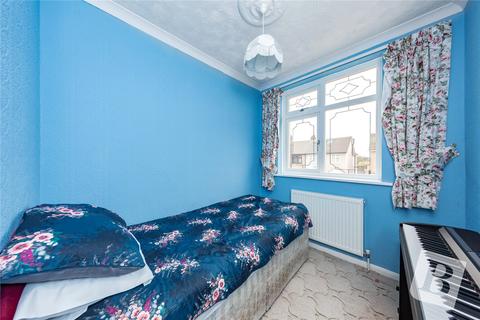 18 Lakeside, Rainham, RM13 9SW