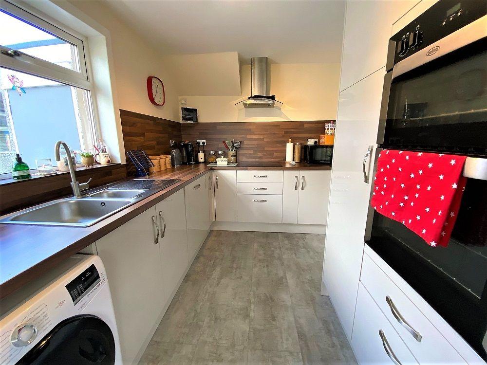 9 Holly Crescent, Dunfermline, KY11 8BY 3 bed semidetached house £