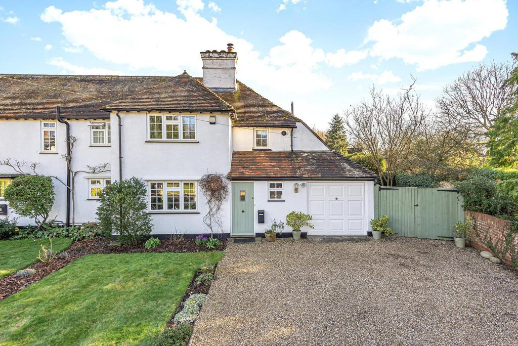 Millbrook Cottages, Castle Grove Road, Chobham, Woking, GU24 3 bed end
