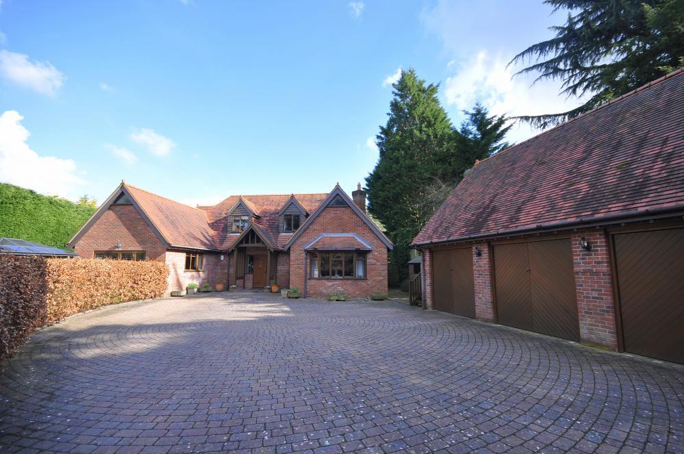 Christchurch 4 bed detached house for sale £895,000