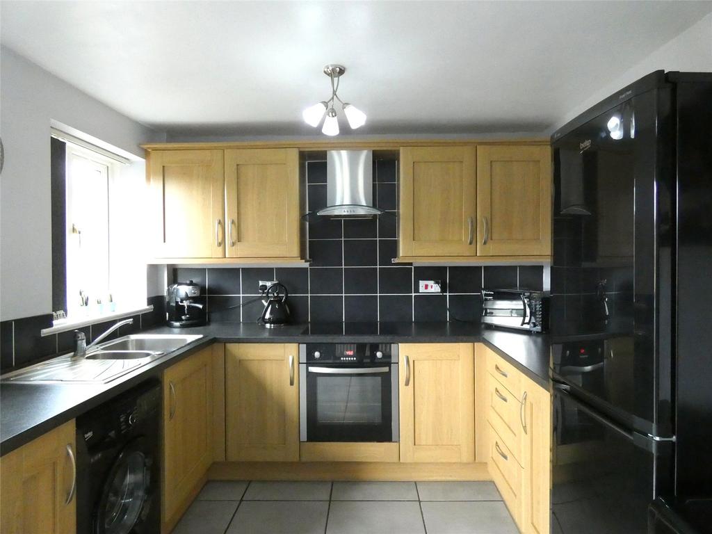 Ivanhoe Court, Bolton, BL3 2 bed semidetached house £130,000