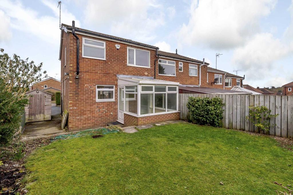 Moorfield, Gildersome 3 bed end of terrace house £895 pcm (£207 pw)