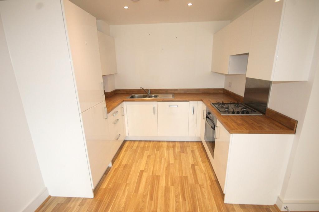 West Plaza, Town Lane, Stanwell, TW19 1 bed flat £995 pcm (£230 pw)