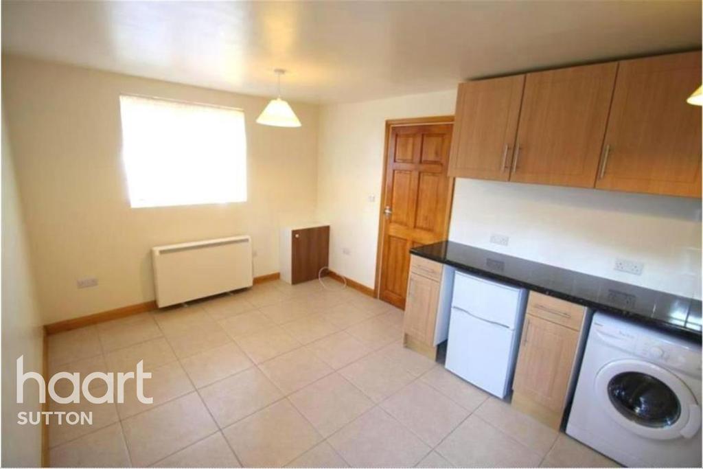 Courtney Crescent, Carshalton 1 bed flat £600 pcm (£138 pw)