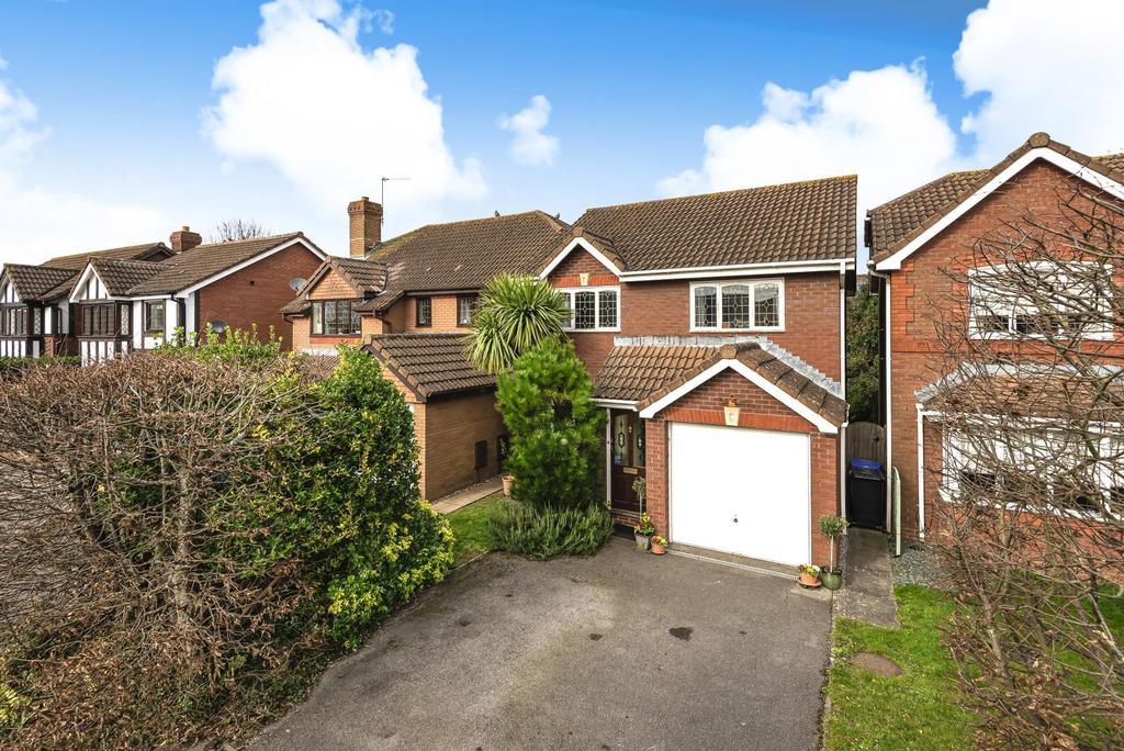 Alexandra Gardens, Knaphill, Woking, GU21 3 bed detached house £480,000