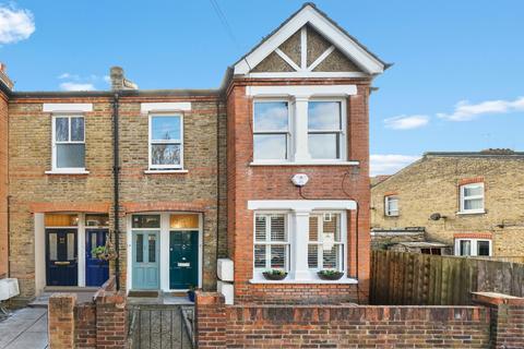 40 Lawn Gardens, London, W7 3JN