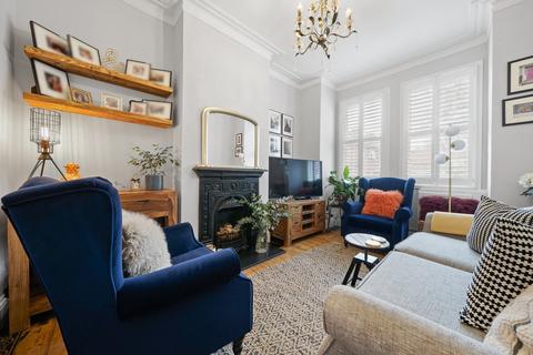 40 Lawn Gardens, London, W7 3JN