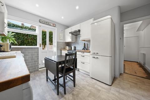 40 Lawn Gardens, London, W7 3JN
