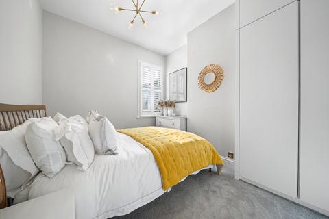 40 Lawn Gardens, London, W7 3JN