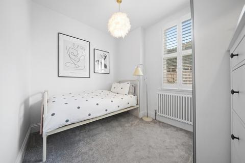 40 Lawn Gardens, London, W7 3JN