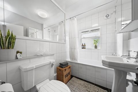 40 Lawn Gardens, London, W7 3JN
