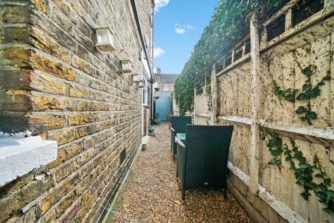 40 Lawn Gardens, London, W7 3JN