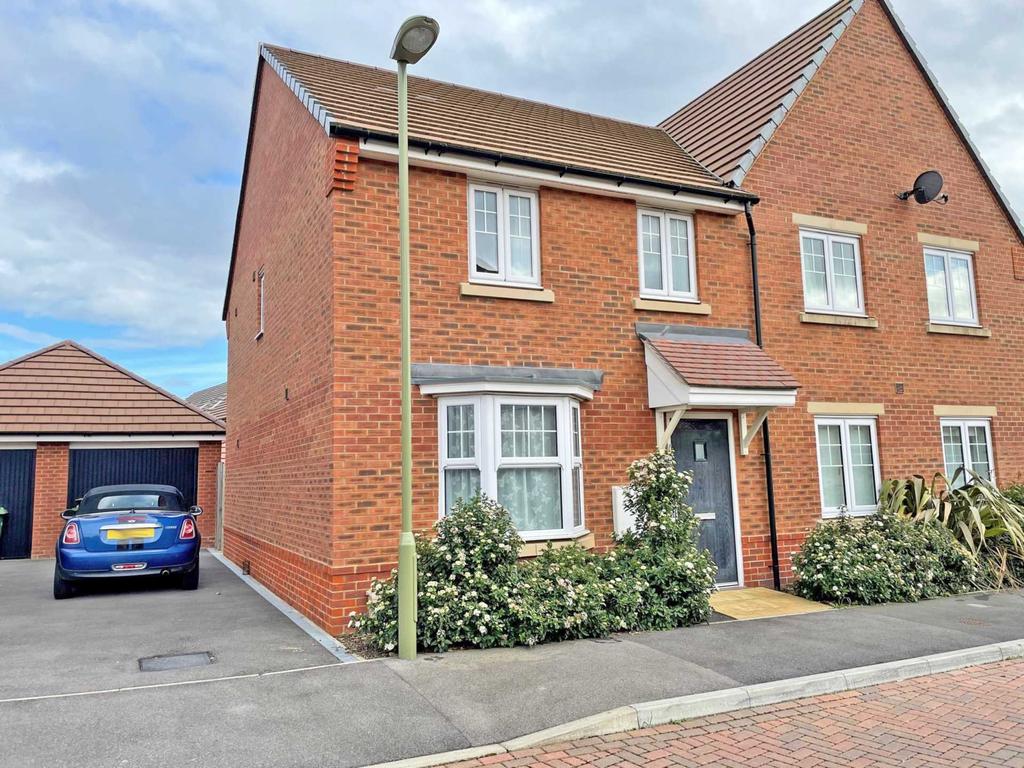Yew Tree Crescent, Didcot 3 bed semidetached house £1,300 pcm (£300 pw)