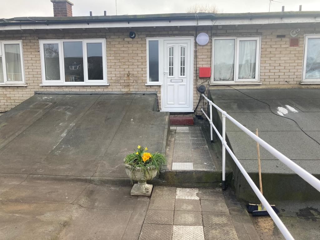 Romford Chase Cross Road 1 bed flat £900 pcm (£208 pw)