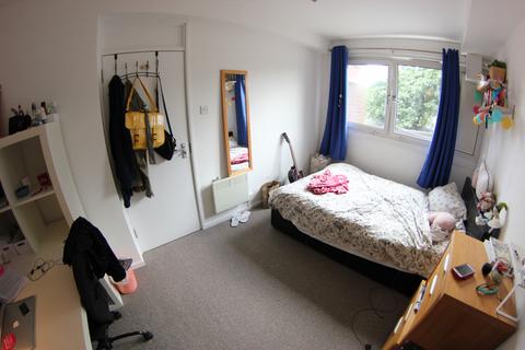 1 bedroom in a flat share to rent, Longshore, London SE8