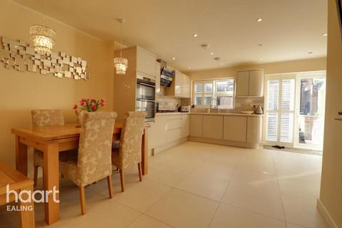 2 bedroom apartment to rent, Cambridge Road North, London