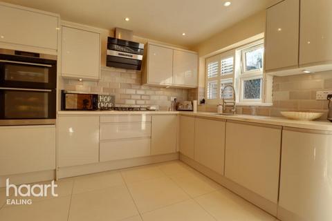 2 bedroom apartment to rent, Cambridge Road North, London