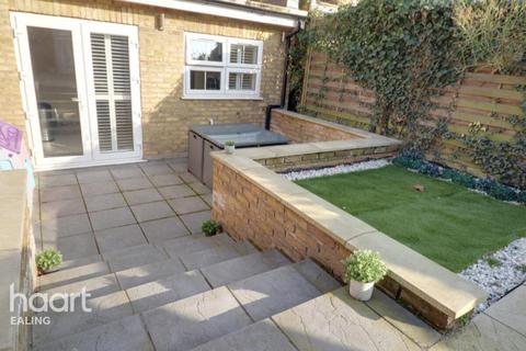 2 bedroom apartment to rent, Cambridge Road North, London