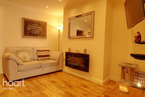 2 bedroom apartment to rent, Cambridge Road North, London