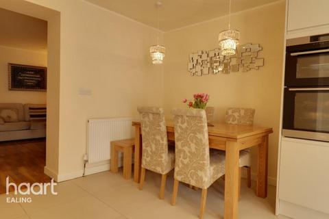 2 bedroom apartment to rent, Cambridge Road North, London