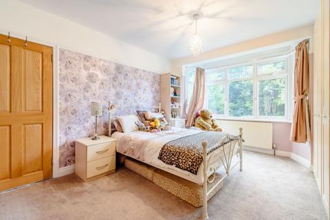 17 Furham Feild, Pinner, HA5 4DX