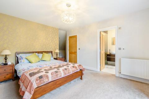 17 Furham Feild, Pinner, HA5 4DX