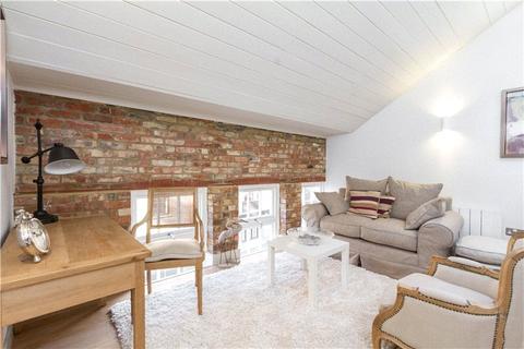 1d Blake Mews, Richmond, TW9 3GA