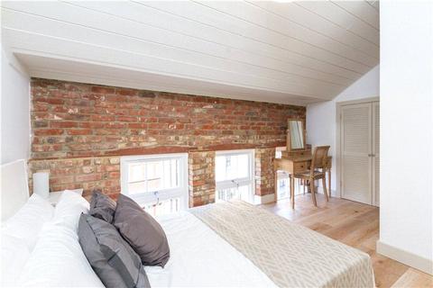 1d Blake Mews, Richmond, TW9 3GA