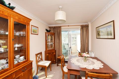 32 Chiltern End, Ashford, TN24 8QJ