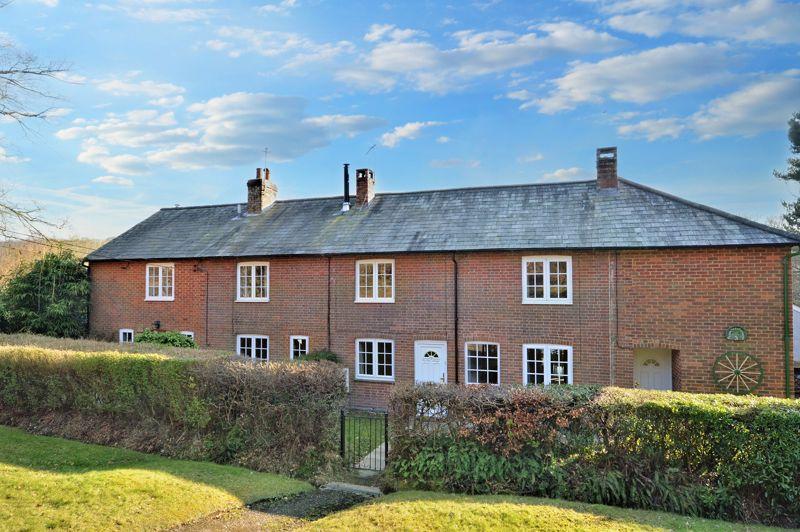 Hammer Vale, Haslemere 2 bed terraced house £1,350 pcm (£312 pw)