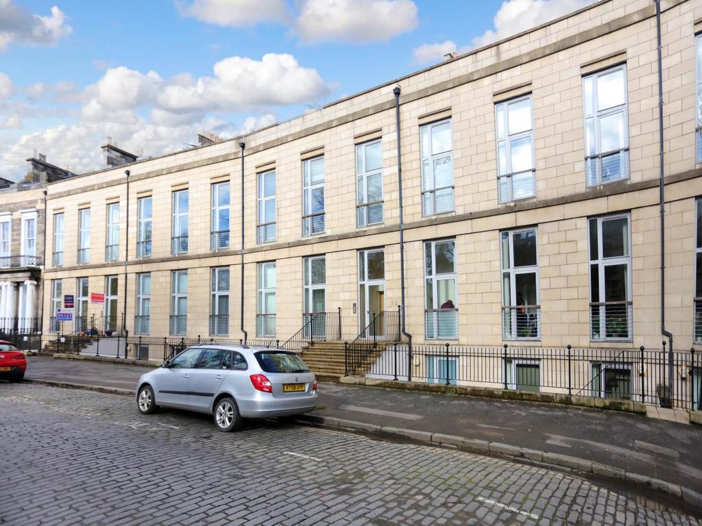 Hopetoun Crescent, Edinburgh, 2 bed flat £975 pcm (£225 pw)