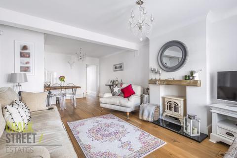 42 Shaftesbury Road, Romford, RM1 2QJ