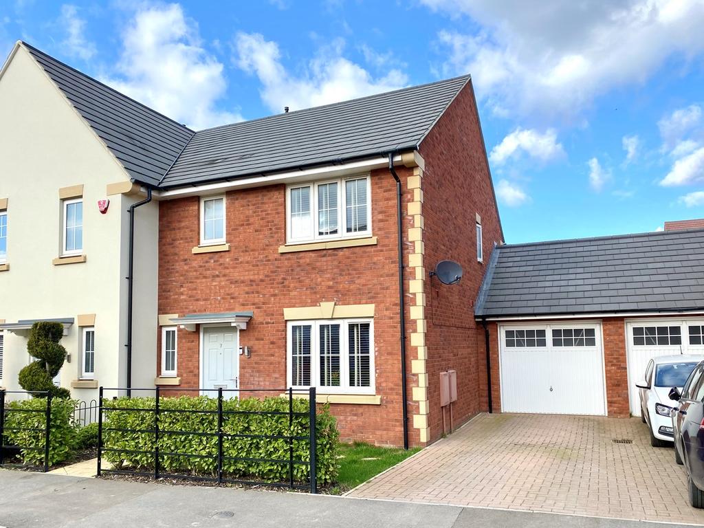 Ampthill Way, Faringdon, SN7 3 bed semidetached house £330,000