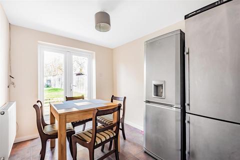 62 Homestall, Guildford, GU2 8JS